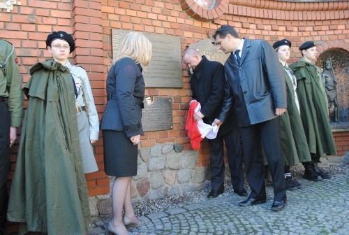 Odsłonięcie tablicy ofiar katastrofy lotniczej pod Smoleńskiem w Pleszewie