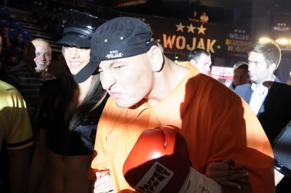 Artur Szpilka przed swoimi walkami na ring wychodzi w uniformie więziennym