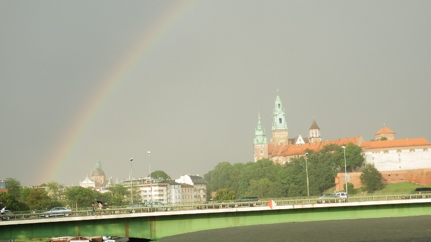 Tęcza nad Wawelem w Krakowie.