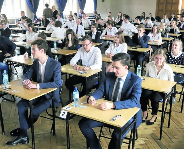 Matura i egzamin kończący podstawówkę są przełożone. Młodzież przystąpi do nich najwcześniej w czerwcu. UŁ już zadeklarował, że jest gotowy na przeprowadzenie rekrutacji we wrześniu (na zdjęciu majowa matura z 2019 r. w Łodzi). 

>>> Czytaj więcej na kolejnym slajdzie >>>