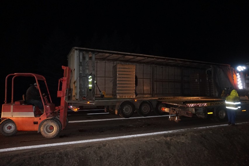 Wypadek w Pułankowicach: Zderzenie renault z ciężarówką przewożącą szkło. Ranny 83-latek (ZDJĘCIA)