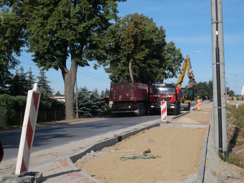 Remont ulicy Antoniewskiej w Skokach. Wprowadzono tu ruch wahadłowy. Ruszyły także prace na kolejnej drodze powiatowej 