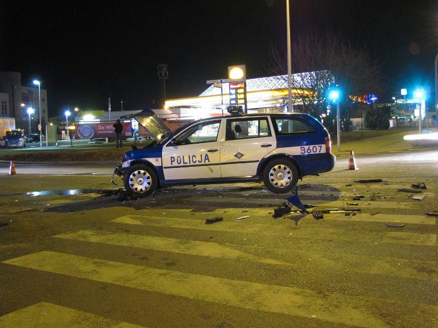 Radiowóz zderzył się z autem osobowym (ZDJĘCIA INTERNAUTY)