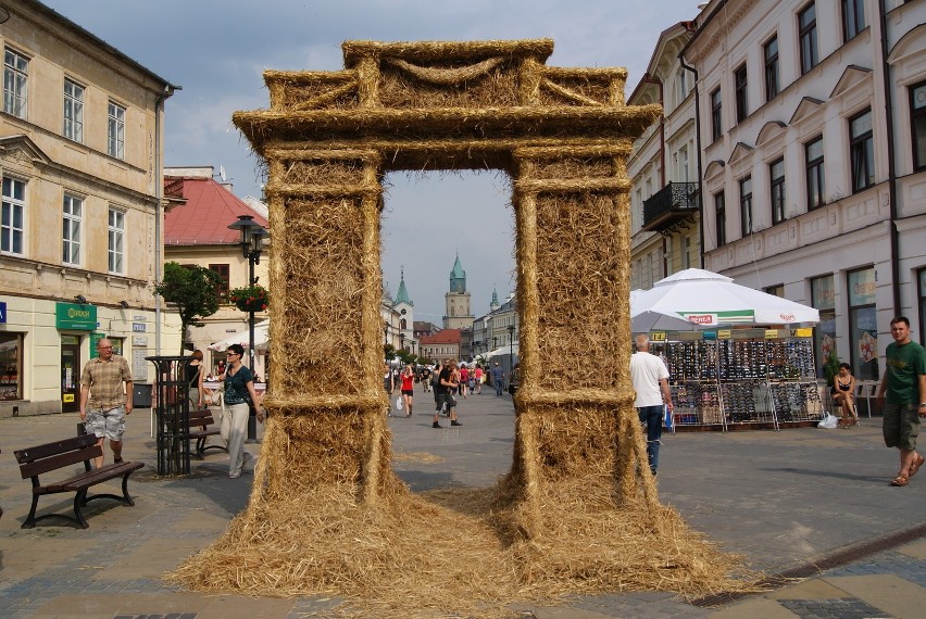 Lublin: Spłonęła słomiana brama. Instalacja Open City