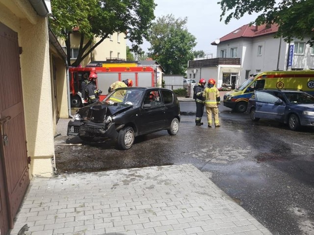 Kierujący samochodem starszy mężczyzna prawdopodobnie nie dostosował prędkości do warunków na drodze. Auto wypadło z jezdni i z impetem uderzyło w drewniane drzwi garażu. Pasażerka z obrażeniami trafiła do szpitala.

Flash info #15
