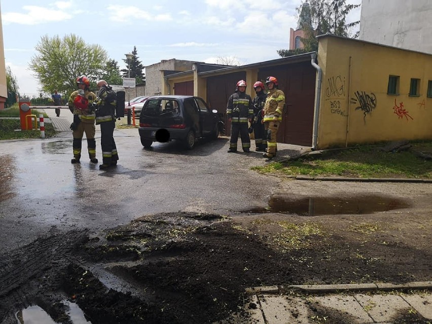 Na miejsce wezwano pogotowie. Kierowca - starszy mężczyzna -...