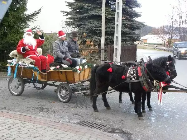 Święty Mikołaj nie mógł podróżować po krainie sądeckich sadów saniami z zaprzęgiem reniferów, bo nie było śniegu. W Łącku jeździł więc bryczką , którą ciągnęły miniaturowe konie szetlandzkie. Prezentami obdarowywał nie tylko dzieci, ale również dorosłych.