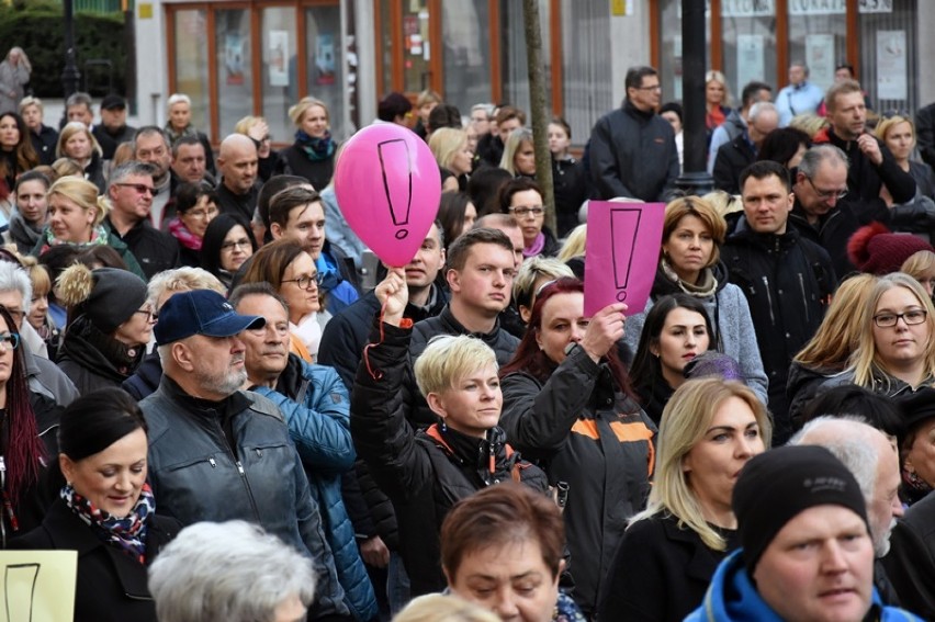 Czarny spacer popierający strajk nauczycieli w Legnicy.