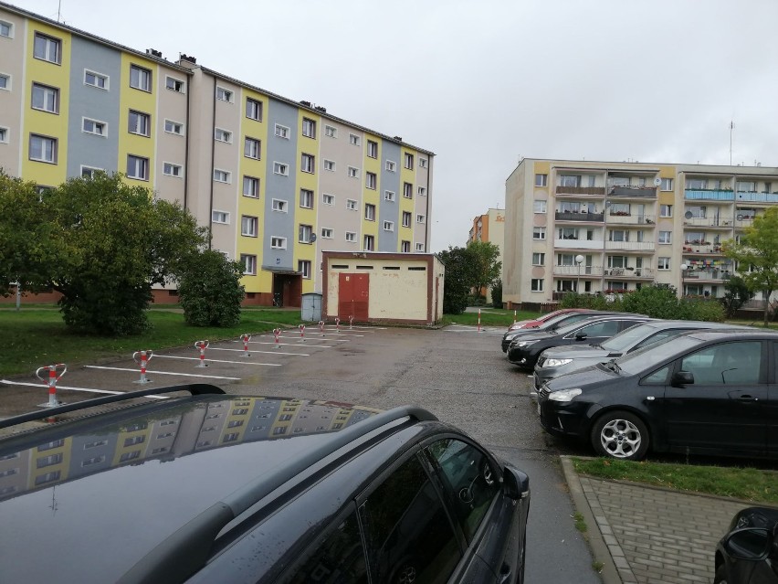 Postój między blokami przy ulicy Lwowskiej w Szczecinku i...