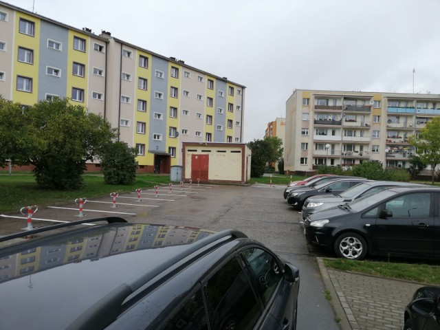Postój między blokami przy ulicy Lwowskiej w Szczecinku i parking w pobliżu