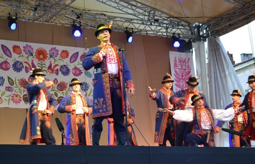 Zespół Pieśni i Tańca "Śląsk" na rzeszowskim Rynku [FOTO]