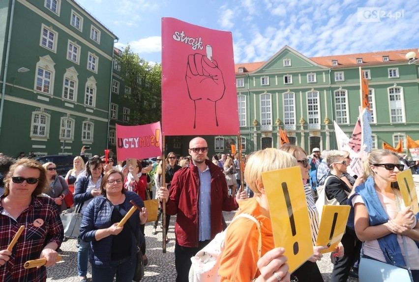 Manifestacja nauczycieli pod Urzędem Miasta w Szczecinie....