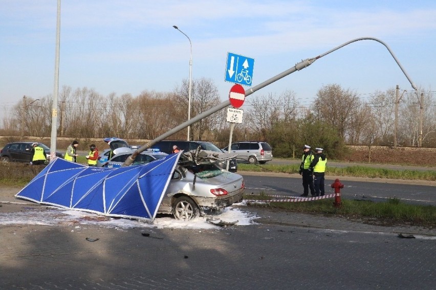 Wrocław. Tragedia na Psim Polu. Auto owinęło się wokół słupa i rozpadło