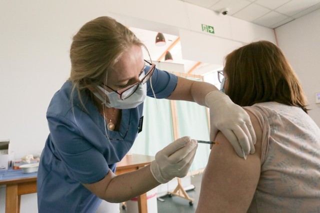 Obowiązek szczepień medyków na COVID-19 wszedł w życie we wtorek 1 marca