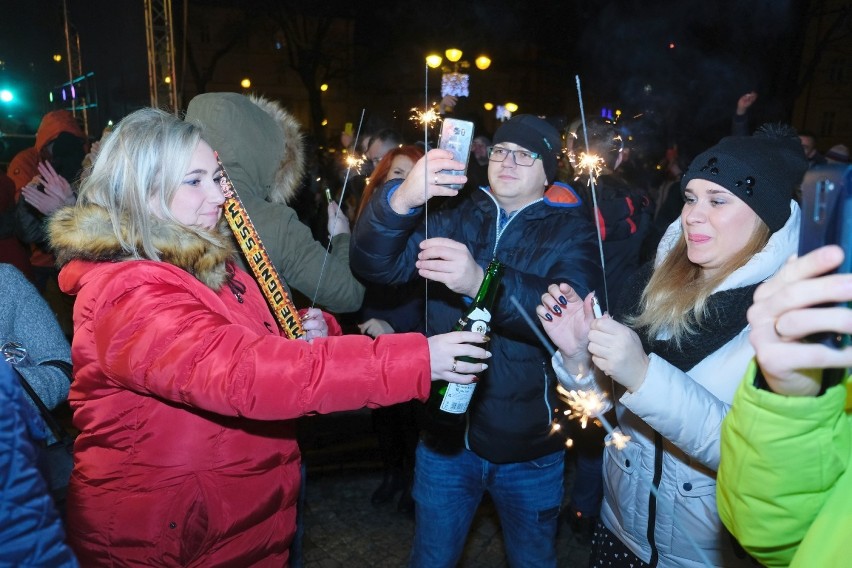 Nowy 2018 rok mieszkańcy Przemyśla przywitali na przemyskim...