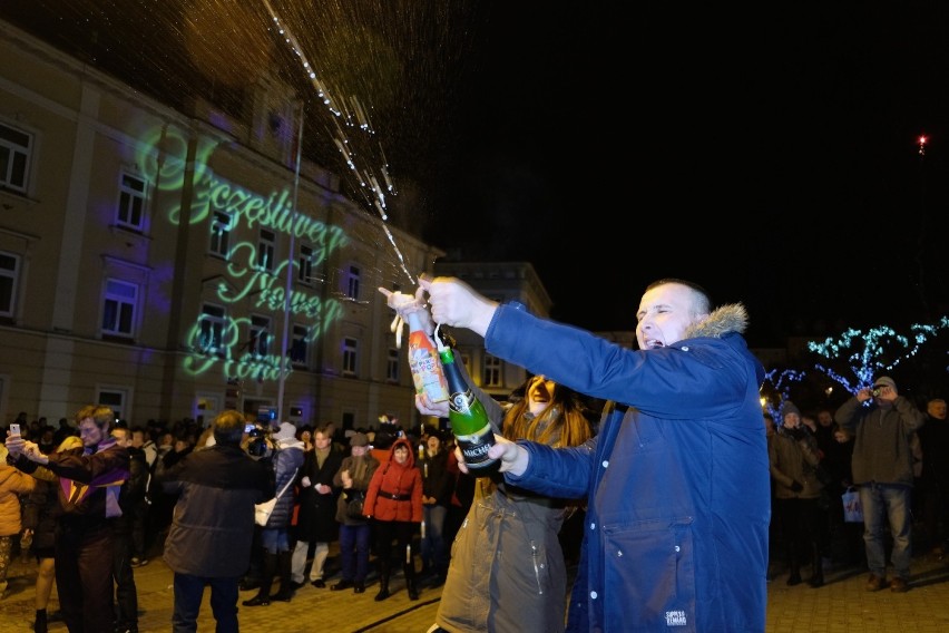 Nowy 2018 rok mieszkańcy Przemyśla przywitali na przemyskim...