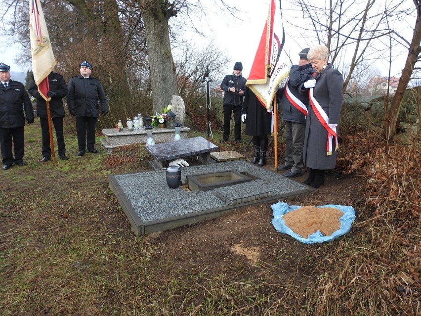 Nie żyje Henryk Gała. Najbliżsi i przyjaciele towarzyszyli mu w ostatniej drodze. Prochy poety spoczęły na cmentarzu w Drozdowie [zdjęcia]