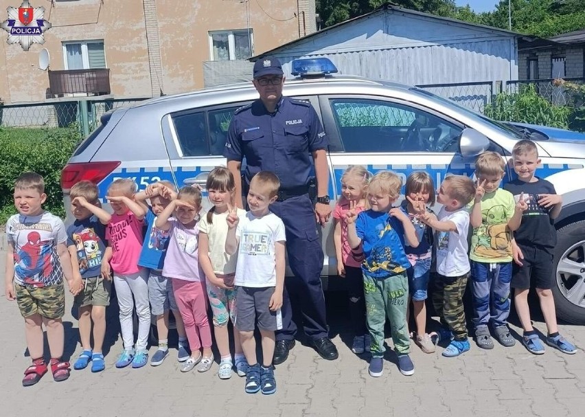 Zamość. Tydzień Bezpieczeństwa z udziałem policjanta w Przedszkolu numer 7 