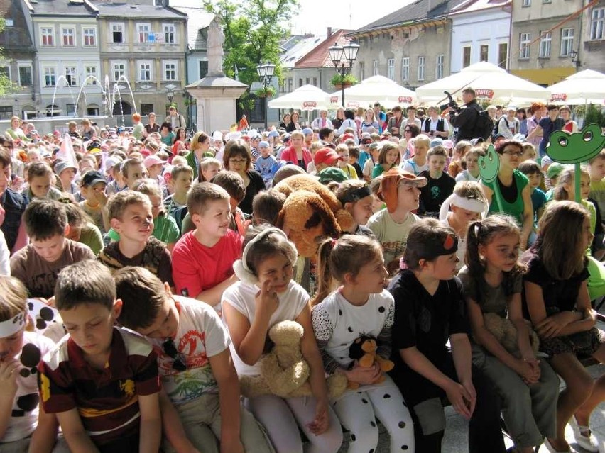 Rozpoczął się festiwal Bajkowe Miasto. Na bielskiej starówce w barwnych strojach oglądano bajki