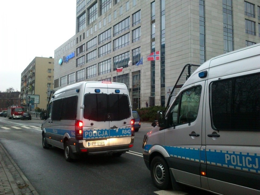 Katowice: Ewakuacja w Altusie. Alarm bombowy, 800 osób ewakuowanych [ZDJĘCIA]