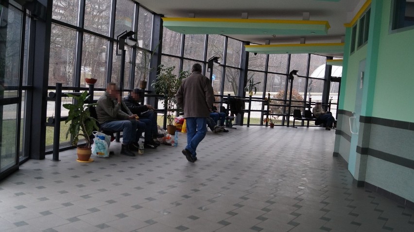 Dworzec autobusowy w Jastrzębiu: śpią tam bezdomni