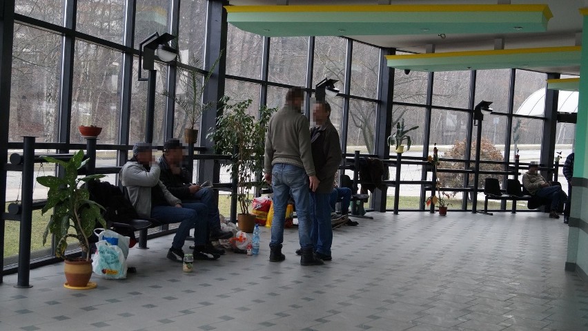 Dworzec autobusowy w Jastrzębiu: śpią tam bezdomni