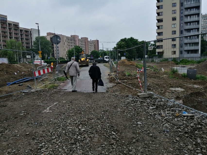 Kraków. Armagedon na Krowodrzy Górce z powodu budowy linii tramwajowej do Górki Narodowej. Piesi mają dość ZDJĘCIA