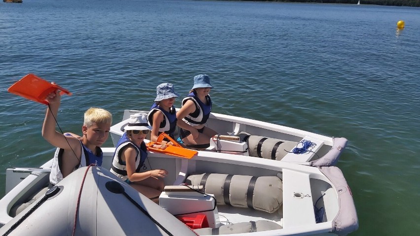 Archipelag Rozwoju ze Złotowa zorganizował dla młodzieży wakacje na wodzie nad jeziorem w Czaplinku