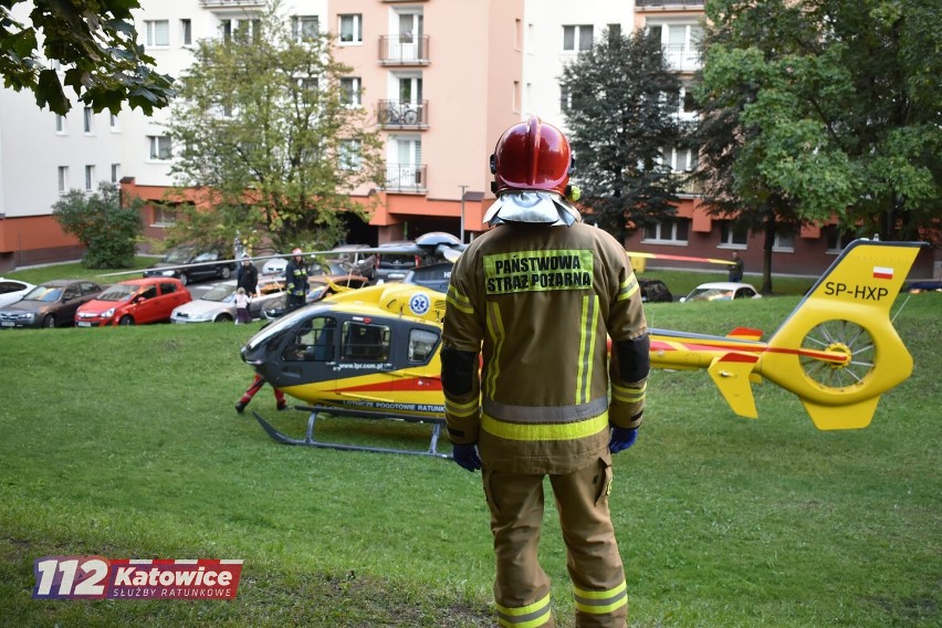 Koszmar w Katowicach. Mężczyzna wypadł z 7 piętra bloku. Został zabrany do szpitala śmigłowcem LPR