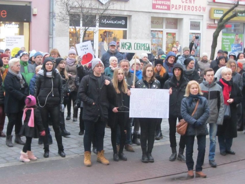 Czarny protest ponownie zgromadził mieszkańców Gniezna