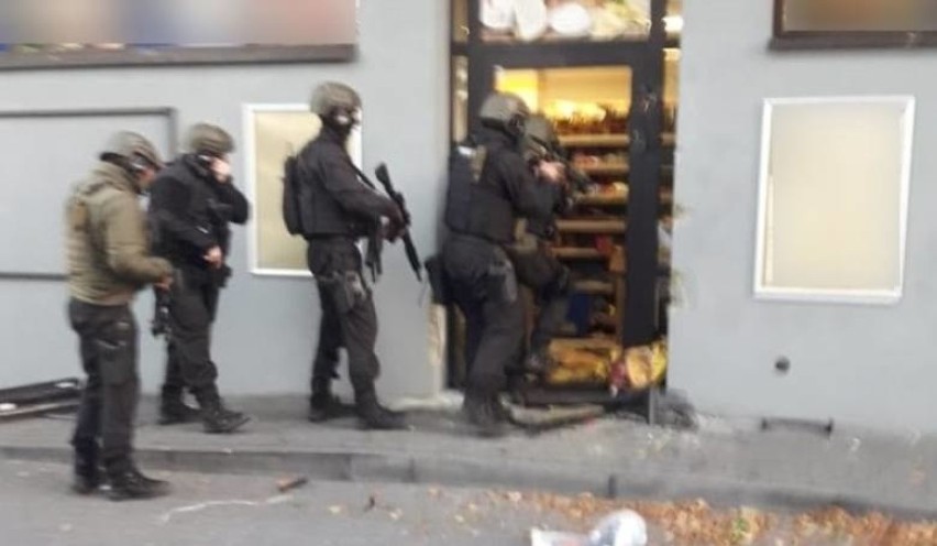 Strzelanina na DK 42 pod Rudnikami. Policjanci z Olesna i opolscy antyterroryści postawieni na nogi