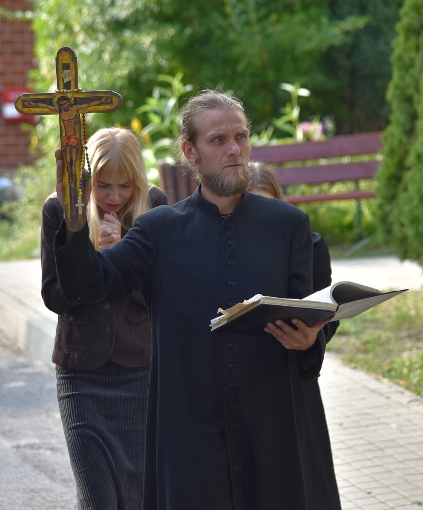 Pełen ekspresji spektakl o ks.Bronisławie Świeykowskim, burmistrzu Gorlic w dniach grozy. Do przeszłości zabrał nas teatr Terminus a Quo