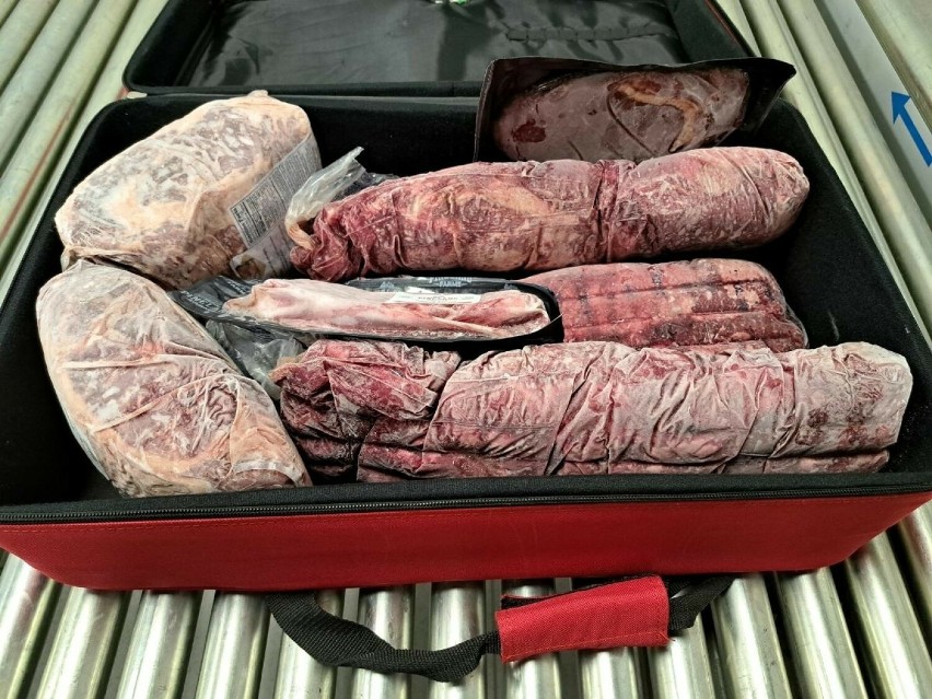 Próba przemytu 14 kg mięsa, udaremniona na lotnisku w...