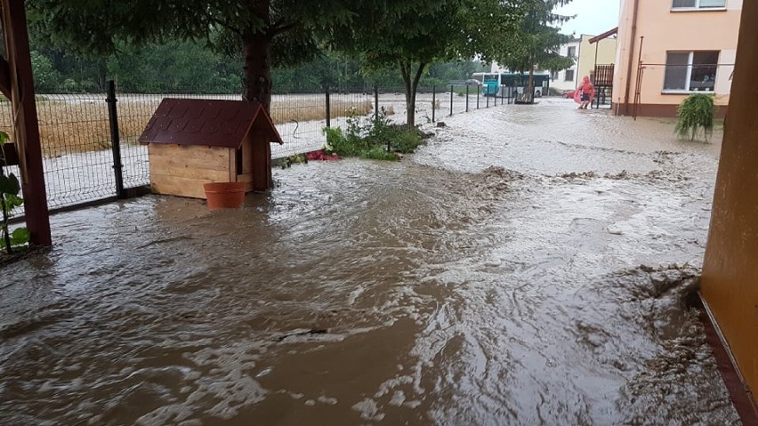 Potężna ulewa w okolicach Rzeszowa. Znów ogromne podtopienia w Chmielniku [NOWE ZDJĘCIA]