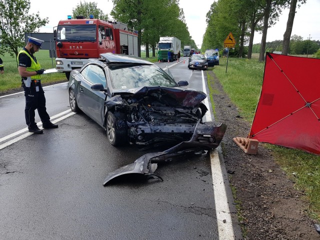 Do tragicznego wypadku doszło we wtorek, 15 maja, na drodze krajowej nr 24 między Przytoczną i Wierzbnem. Około godz. 13.39 na jej skrzyżowaniu z lokalnymi drogami do Lubikowa i Goraja 82-letni kierowca renaulta chciał skręcić w lewo. Nie ustąpił pierwszeństwa jadącemu w przeciwnym kierunku volkswagenowi i doprowadził do zderzenia obu pojazdów.