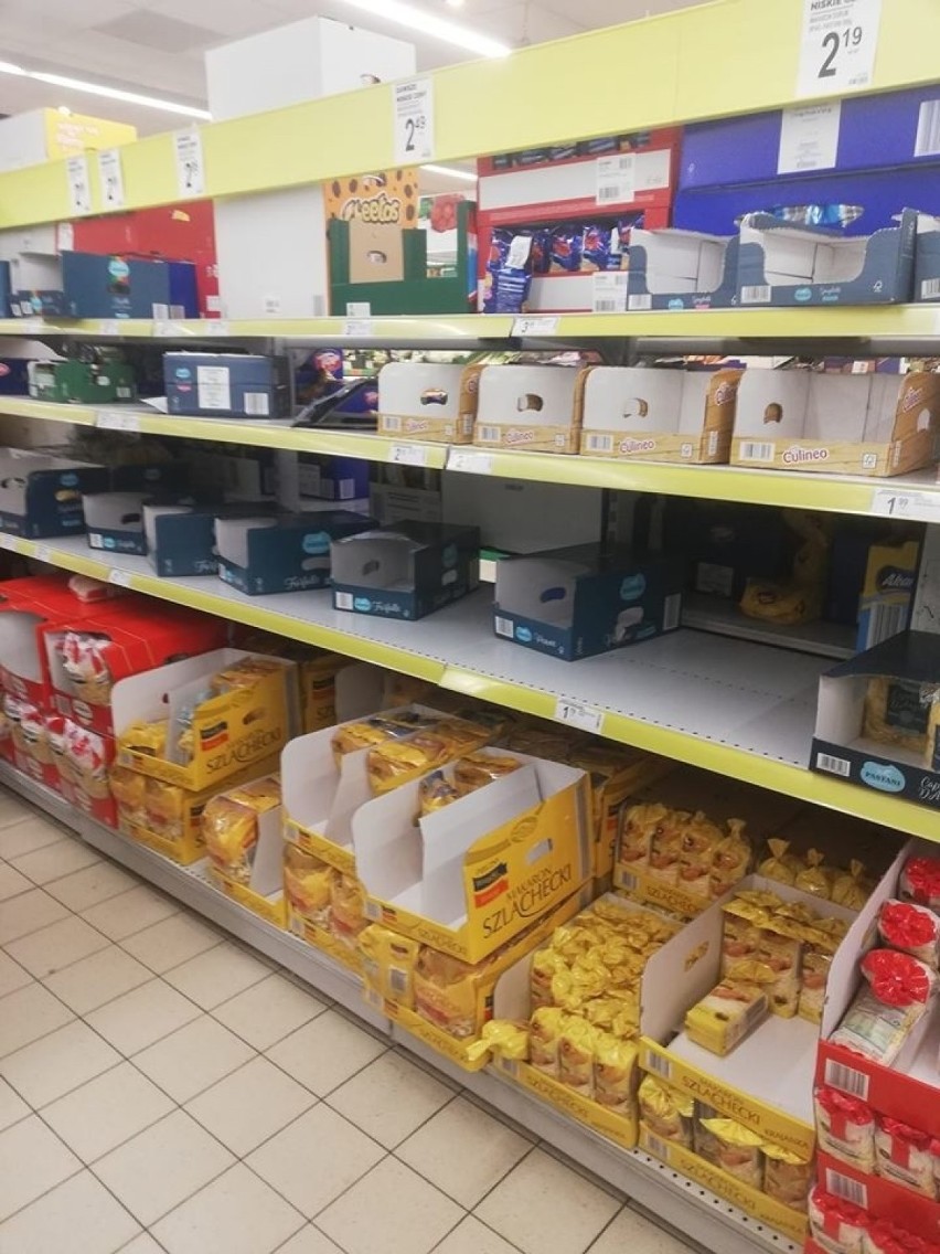 Koronawirus w Polsce a szał zakupów. Konsumenci wykupują ze sklepów wszystko, co się da. "Polacy pamiętają puste półki" - tłumaczy ekspert