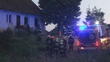 Pożar w Waplewku - kobieta podpaliła własny dom i samochód [ZDJĘCIA]