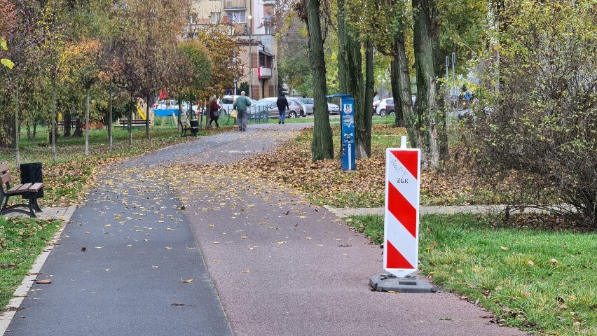 Dlaczego od roku nikt nie naprawił dziury w ścieżce rowerowej? Na Poselskiej postawiono tylko "pachołek"