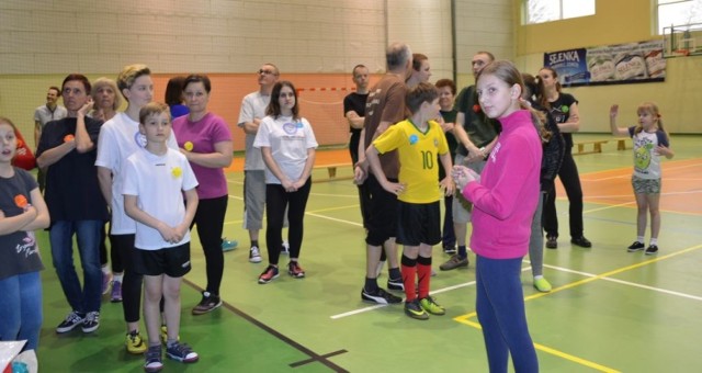 W hali Ośrodka Sportu i Rekreacji w Tucholi były międzypokoleniowe potyczki sportowe pn. "Na przełaj przez pokolenia". 

Dopisali kibice i wspierali występujących w potyczkach sportowych. Imprezę przygotował Uniwersytet Trzeciego Wieku oddział w Tucholi działający przy Wyższej Szkole Zarządzania Środowiskiem, a pomysłodawcą był rektor Krzysztof Kannenberg. Była fantastyczna zabawa. 


Pogoda na dzień (11.04.2017) | KUJAWSKO-POMORSKIE
Źródło: TVN Meteo Active/x-news

