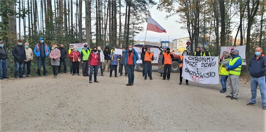 Zalesie Golczowskie. Mieszkańcy wyszli na ulicę. Protestują przeciwko uciążliwości kopalni dolomitu Jaroszowiec-Cemex