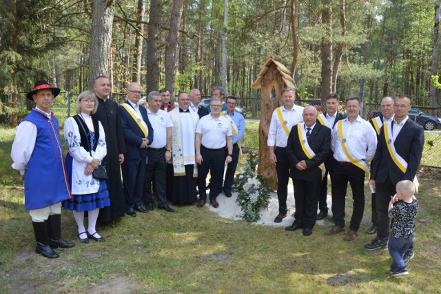 Przy Centrum Miłosierdzia przy ulicy Nadmorskiej 21 w Łebie można od niedzieli 14 maja już oficjalnie modlić się przed kapliczką Maryjną. Jej uroczystego poświęcenia dokonał ks. Zenon Myszk. Kapliczkę ufundowali Rycerze Kolumba z Łeby oraz tamtejszy oddział ZK-P.