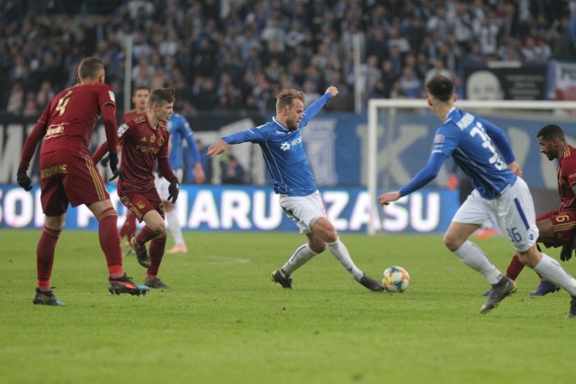 W środę o godz. 20.30 piłkarze Lecha Poznań na stadionie przy ul. Bułgarskiej zmierzą się z warszawską Legią. To tak zwany polski klasyk, tym razem jednak trochę jałowy, bez smaku. Zespół ze stolicy przewodzi w Lotto Ekstraklasie, Kolejorz jest ósmy ze strata 19 punktów. 

Jeszcze niedawno pojedynki poznańsko-warszawskie wywoływały wielkie emocje, a personalne roszady na linii Poznań – Warszawa i odwrotnie, powodowały nadzwyczajne wybuchy złości i hejtu, chociaż wtedy nie znaliśmy jeszcze tego pojęcia. 

W barwach Legii występowały legendy poznańskiego klubu. Oto kilka historii --->