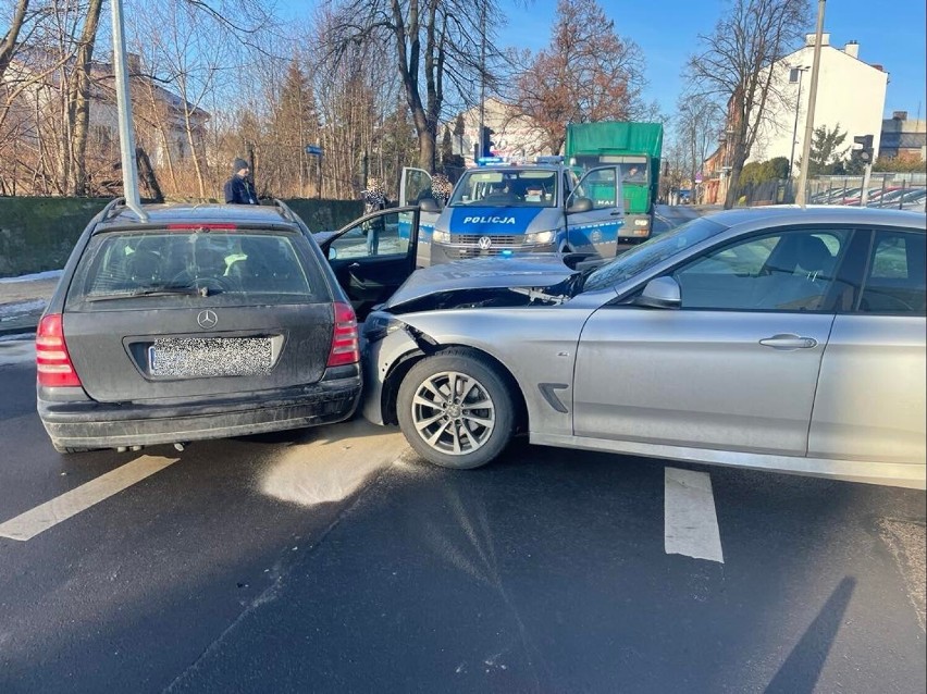 Zderzenie dwóch aut na skrzyżowaniu Stodólna - Okrężna
