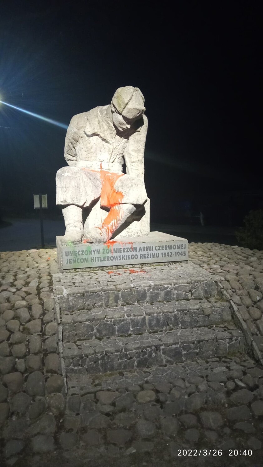 Kto zniszczył pomnik żołnierza Armii Czerwonej w Starzyńskim Dworze? - Akt wandalizmu, nic więcej - komentuje sołtys Waldemar Bradtke | FOTO