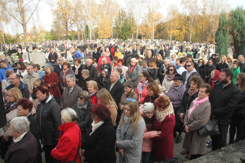 Wszystkich Świętych. Tłumy mieszkańców na cmentarzach w mieście [ZDJĘCIA]