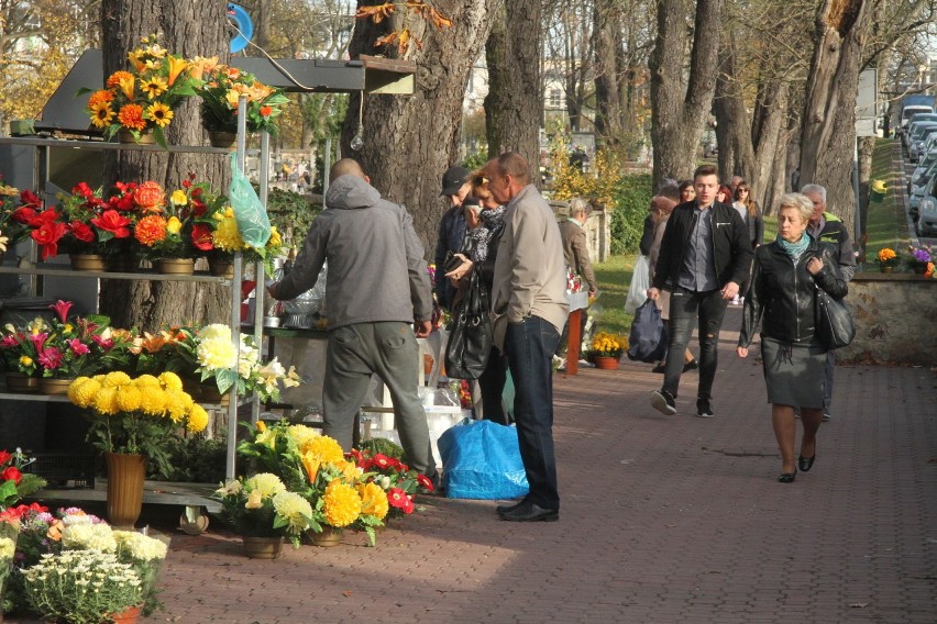 Wszystkich Świętych. Tłumy mieszkańców na cmentarzach w mieście [ZDJĘCIA]