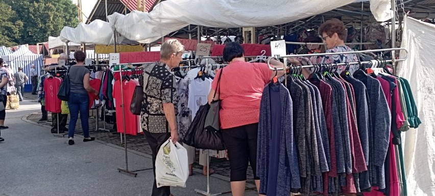 Upalny czwartek 25 sierpnia na targu w Jędrzejowie. Mnóstwo kupujących. Zobaczcie zdjęcia