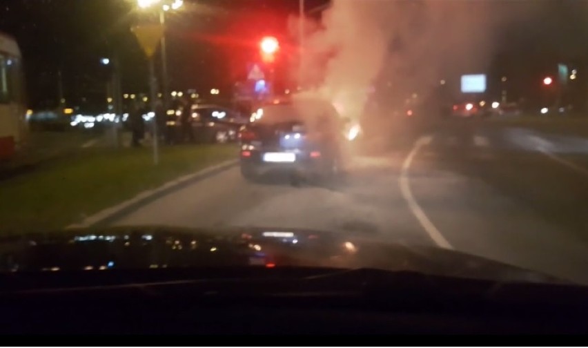 Pożar samochodu koło "Zieleniaka" w Gdańsku [WIDEO]