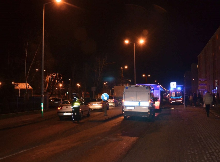 Malbork. Wypadek na ul. Sikorskiego. Autobus potrącił dwie osoby