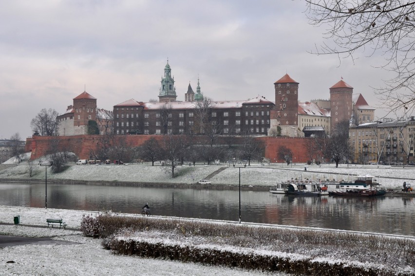 Cienka warstwa śniegu pokryła Kraków [ZDJĘCIA]